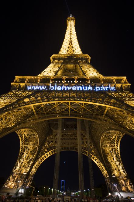 eiffel tower by night