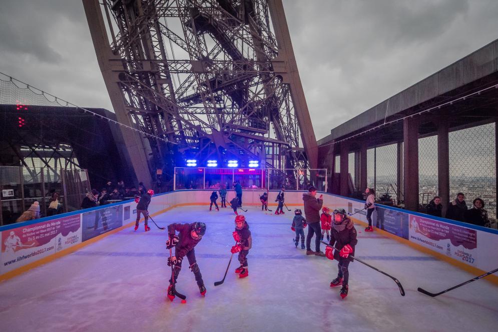 Match de hockey à la tour Eiffel