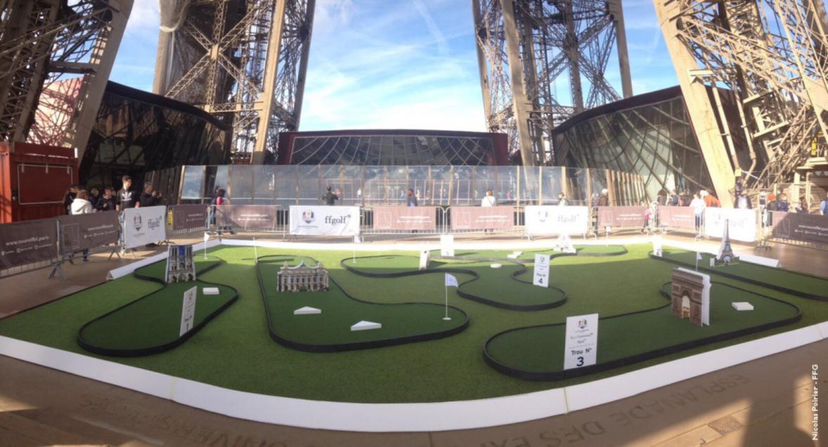mini golf en el primer piso de la Torre Eiffel 