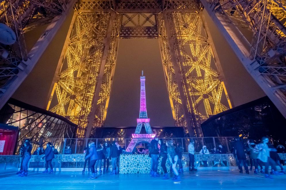 Pista de patinaje de la Torre Eiffel durante la noche 