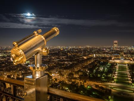vue nocturne sur le champs de mars du 2ème étage de la tour eiffel 