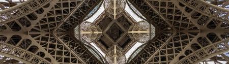 Photo prise sous la tour Eiffel